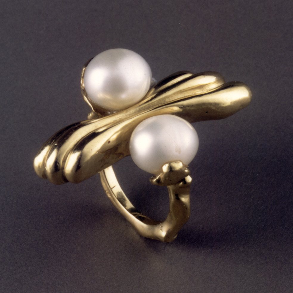 Anillo de oro de formas ondulantes con dos perlas