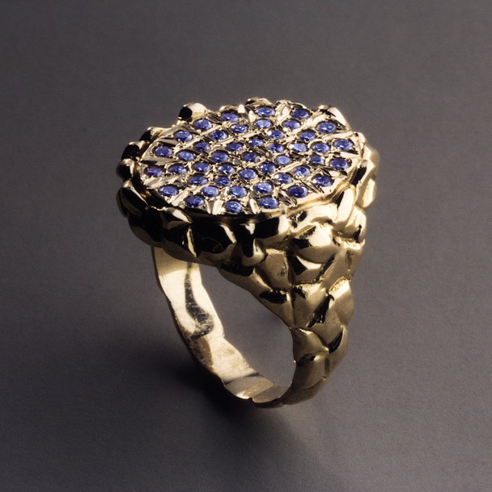 Anillo de oro con engaste redondo cuajado de brillantes